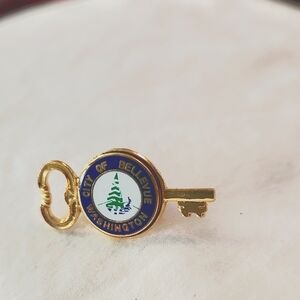 Gold City of Bellevue Holiday Key Lapel/Hat Pin Jewelry/Accessories